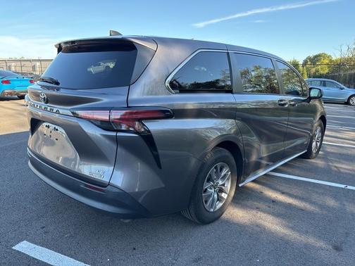 2021 Toyota Sienna LE 8 PASSENGER
