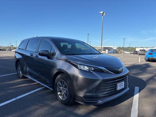 2021 Toyota Sienna LE 8 PASSENGER