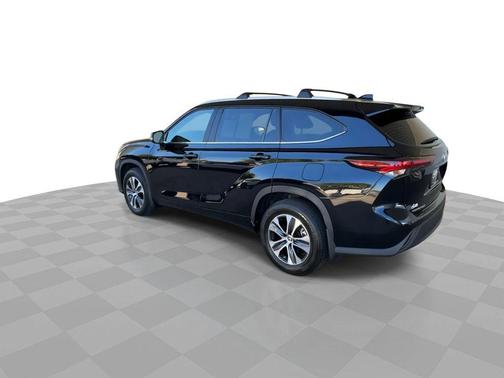Midnight Black Metallic 2024 Toyota Highlander XLE