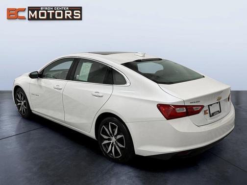 Iridescent Pearl Tricoat 2017 Chevrolet Malibu 1LT