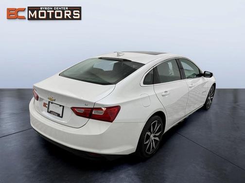 Iridescent Pearl Tricoat 2017 Chevrolet Malibu 1LT