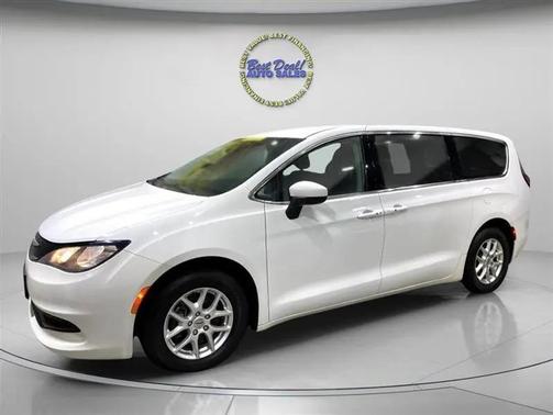 2022 Chrysler Voyager LX