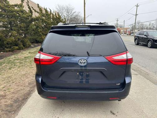 2018 Toyota Sienna LE