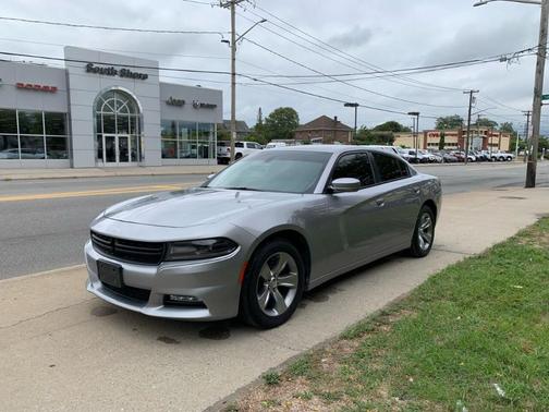 Photo 3 of 33 of 2017 Dodge Charger SXT