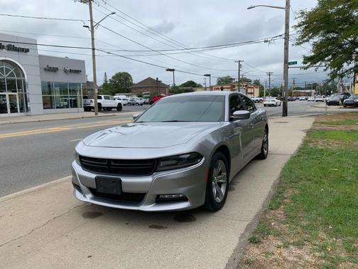 Photo 5 of 33 of 2017 Dodge Charger SXT