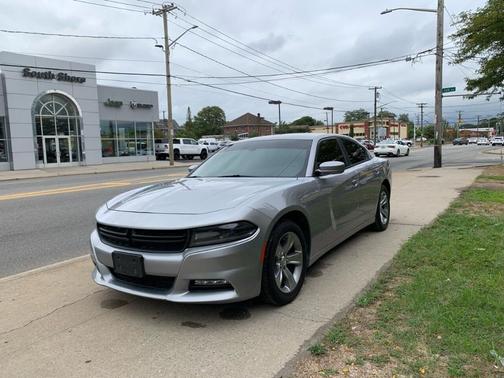 Photo 4 of 33 of 2017 Dodge Charger SXT