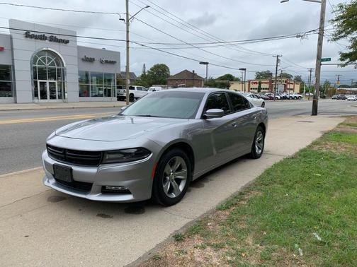 Photo 2 of 33 of 2017 Dodge Charger SXT
