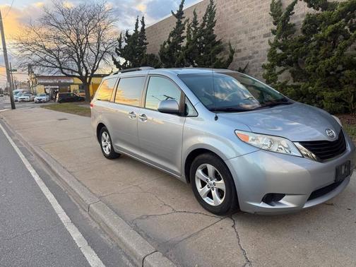 2014 Toyota Sienna LE