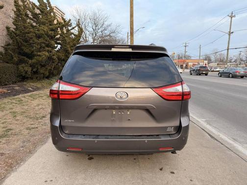 2017 Toyota Sienna XLE