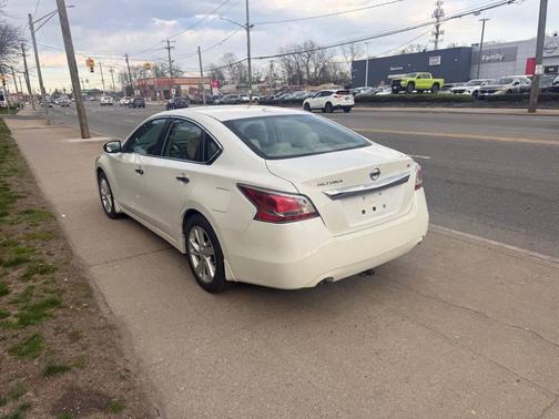 White 2015 Nissan Altima 2.5 SL