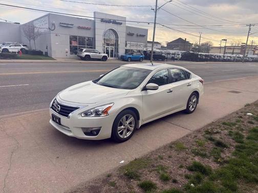 White 2015 Nissan Altima 2.5 SL