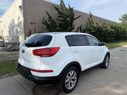 White 2015 Kia Sportage LX