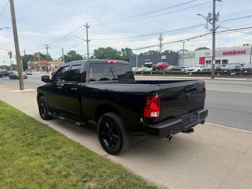 Brilliant Black Crystal Pearlcoat 2018 RAM 1500 Express