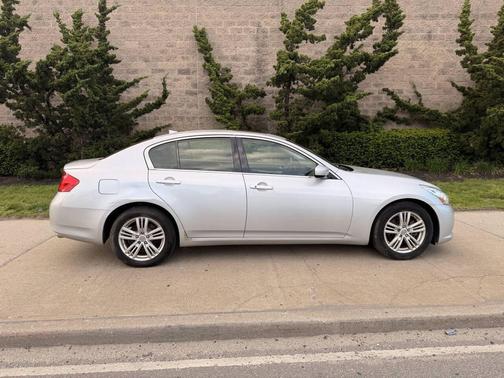 Gray 2013 INFINITI G37x Base