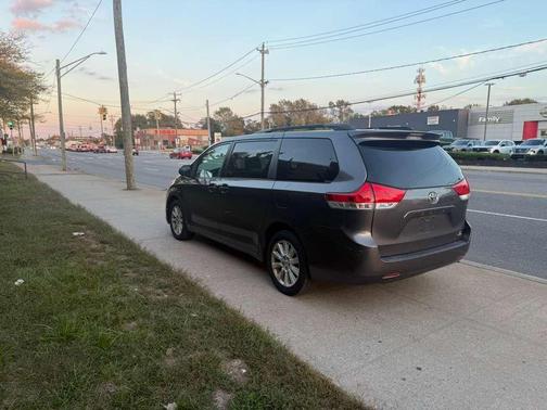 2011 Toyota Sienna LE