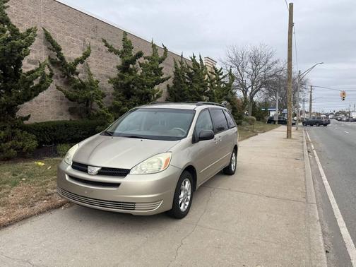 2004 Toyota Sienna LE