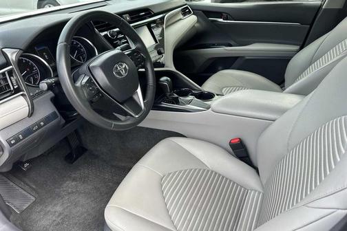 Super White 2018 Toyota Camry SE