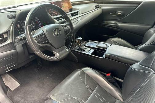 2019 Lexus ES 300h Luxury