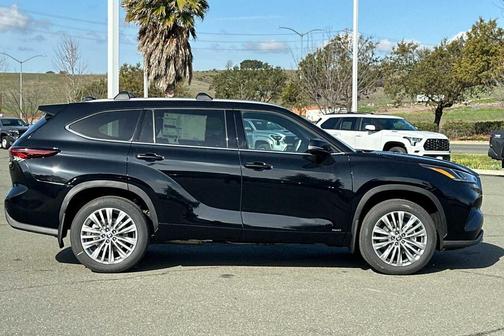 2026 Toyota Highlander Hybrid Platinum