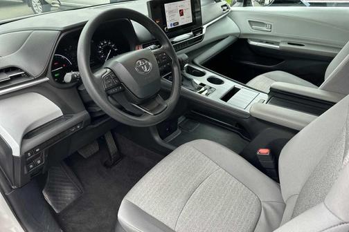 2025 Toyota Sienna LE