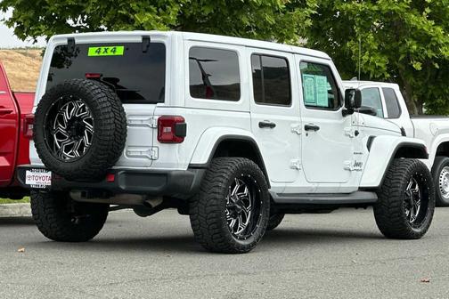 Bright White Clearcoat 2018 Jeep Wrangler Unlimited Sahara