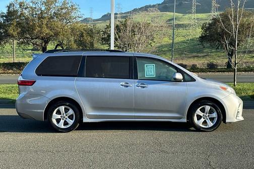 2018 Toyota Sienna LE