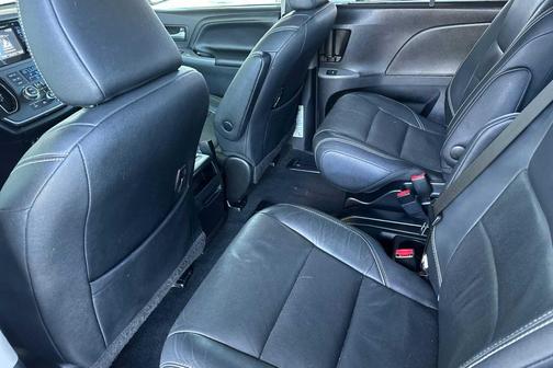 Super White 2015 Toyota Sienna SE