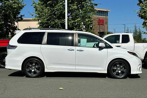 Super White 2015 Toyota Sienna SE