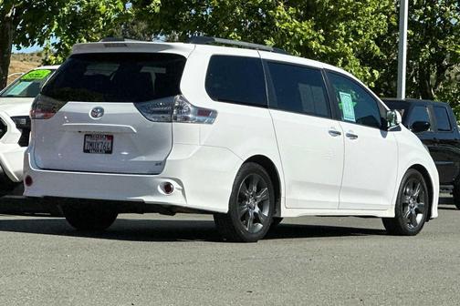 Super White 2015 Toyota Sienna SE