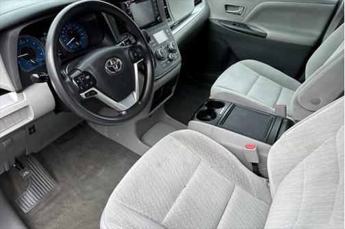 2018 Toyota Sienna LE