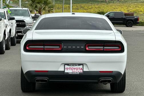 Bright White Clearcoat 2016 Dodge Challenger SXT