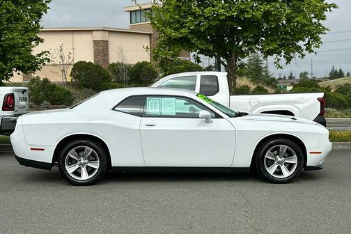 Bright White Clearcoat 2016 Dodge Challenger SXT