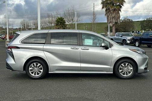 2023 Toyota Sienna LE