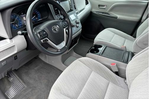 2018 Toyota Sienna LE