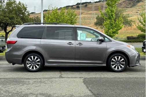 2018 Toyota Sienna LE