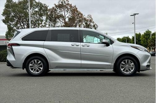 2021 Toyota Sienna LE