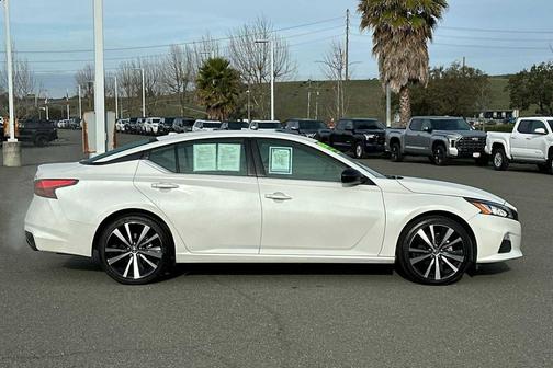 2022 Nissan Altima SR FWD