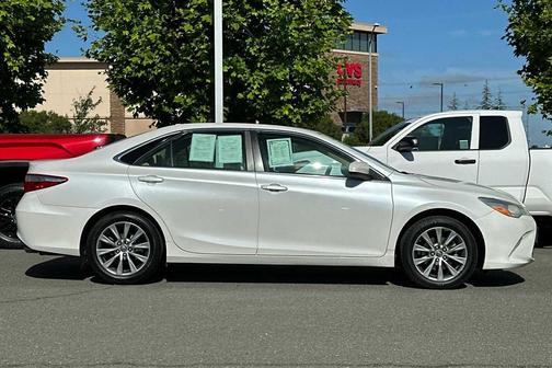 Blizzard Pearl 2017 Toyota Camry XLE