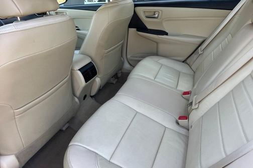 Blizzard Pearl 2017 Toyota Camry XLE