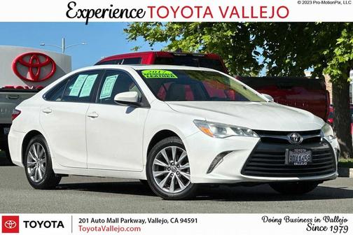 Blizzard Pearl 2017 Toyota Camry XLE