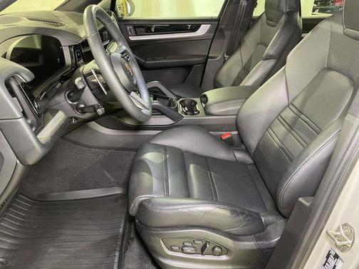 Cashmere Beige Metallic 2025 Porsche Cayenne Cayenne