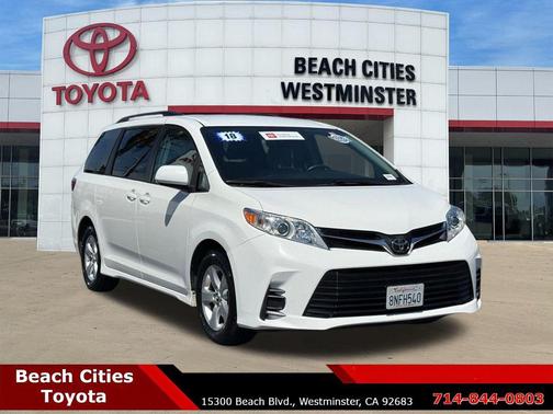 Super White 2018 Toyota Sienna LE