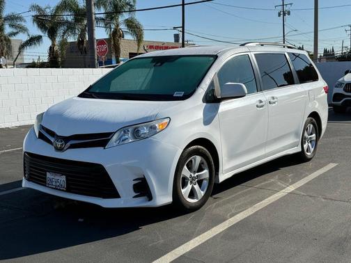 Super White 2018 Toyota Sienna LE