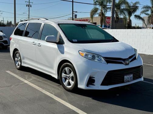 Super White 2018 Toyota Sienna LE