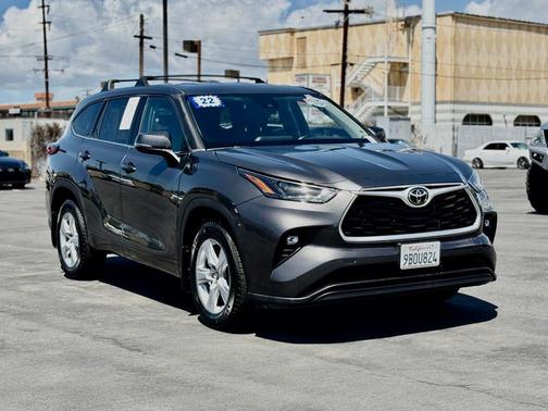 Magnetic Gray Metallic 2022 Toyota Highlander LE