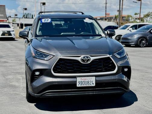 Magnetic Gray Metallic 2022 Toyota Highlander LE