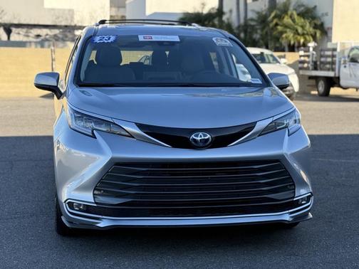 2023 Toyota Sienna Limited