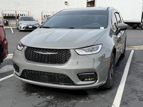 2023 Chrysler Pacifica Hybrid Touring L