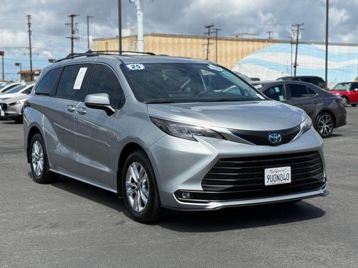 Celestial Silver Metallic 2025 Toyota Sienna XLE
