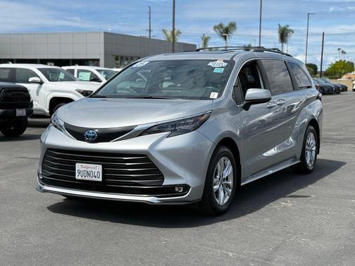 Celestial Silver Metallic 2025 Toyota Sienna XLE